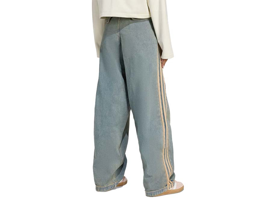 Adidas Premium Essentials Denim Pant détail — denim premium avec broderie