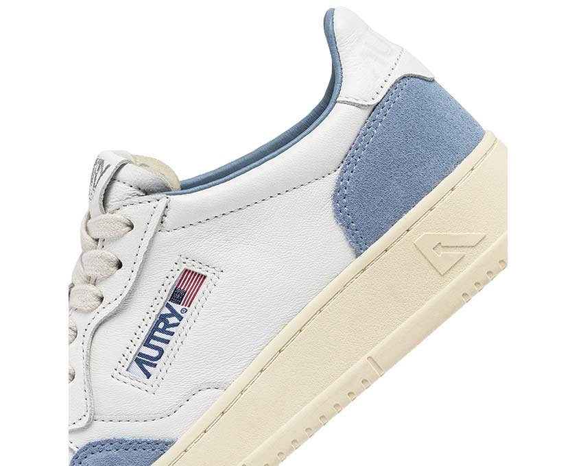 Autry Medalist Low W Goat Suede White Street Detail — farbige Einsätze