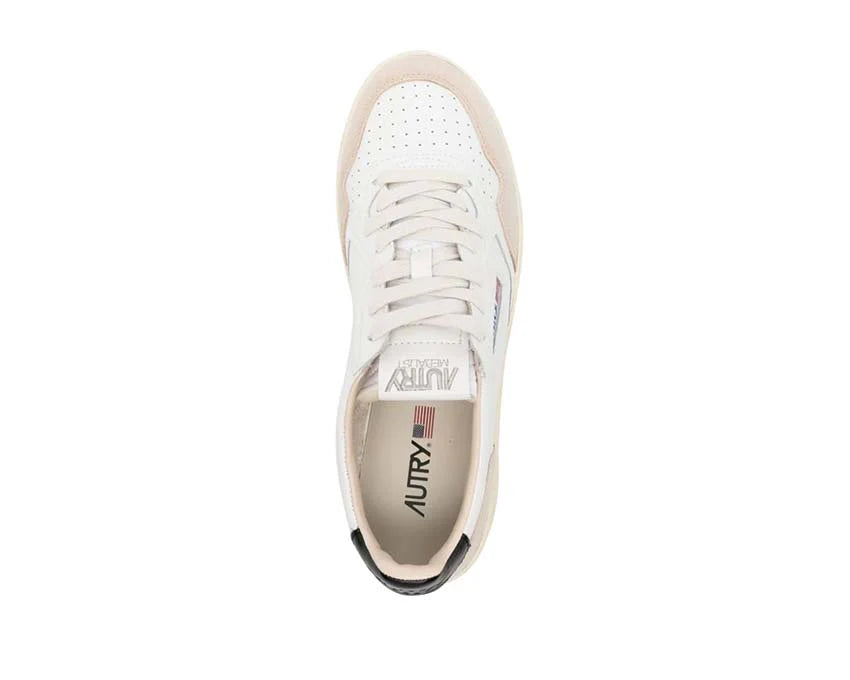 Autry Medalist Low Suede White détail — logo Autry suède blanc Medalist femme