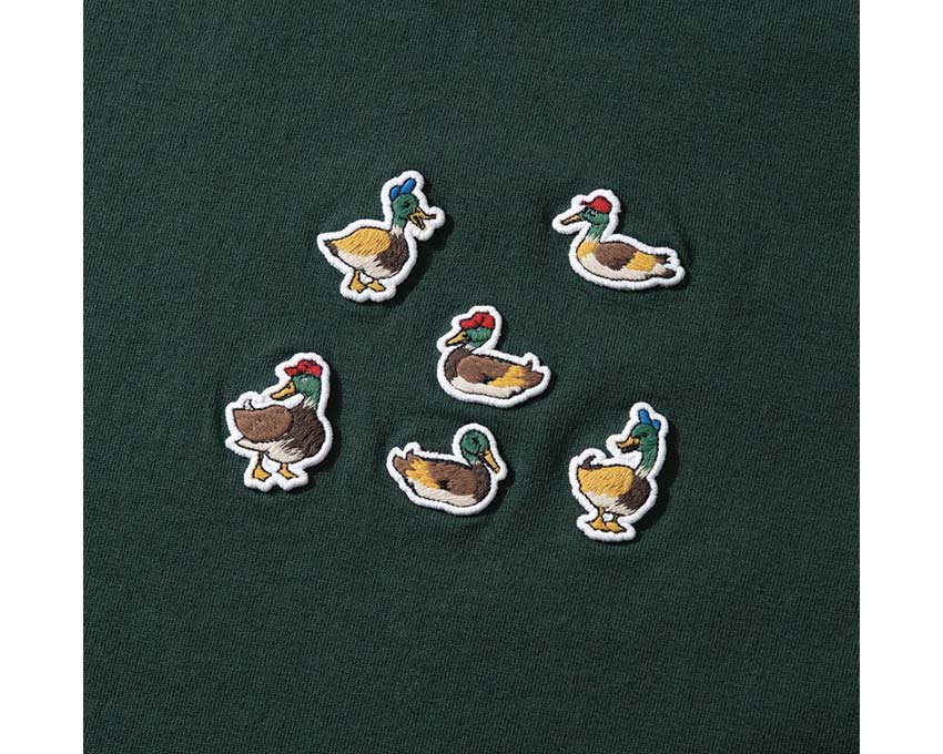 Edmmond Studios 10 Years Ducks T-Shirt Dark Green detalle — motivo patos pecho