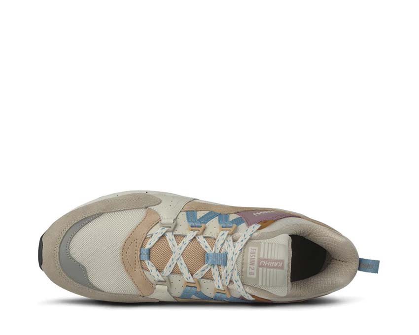 Karhu Fusion 2.0 Silver Lining Milky Blue detalle — logo oso Karhu bicolor plateado azul