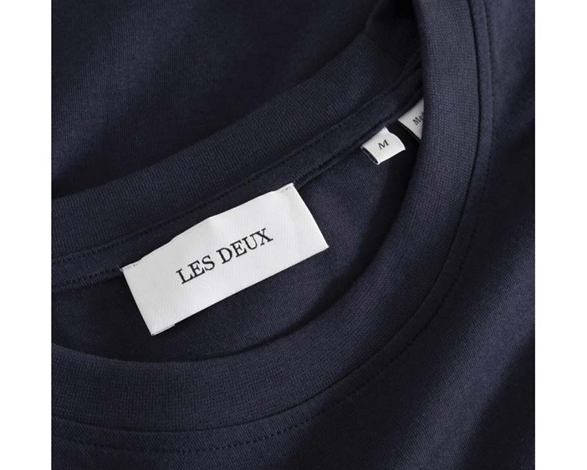 Les Deux Bouquet T-Shirt Dark Navy detalle — algodón grueso logo