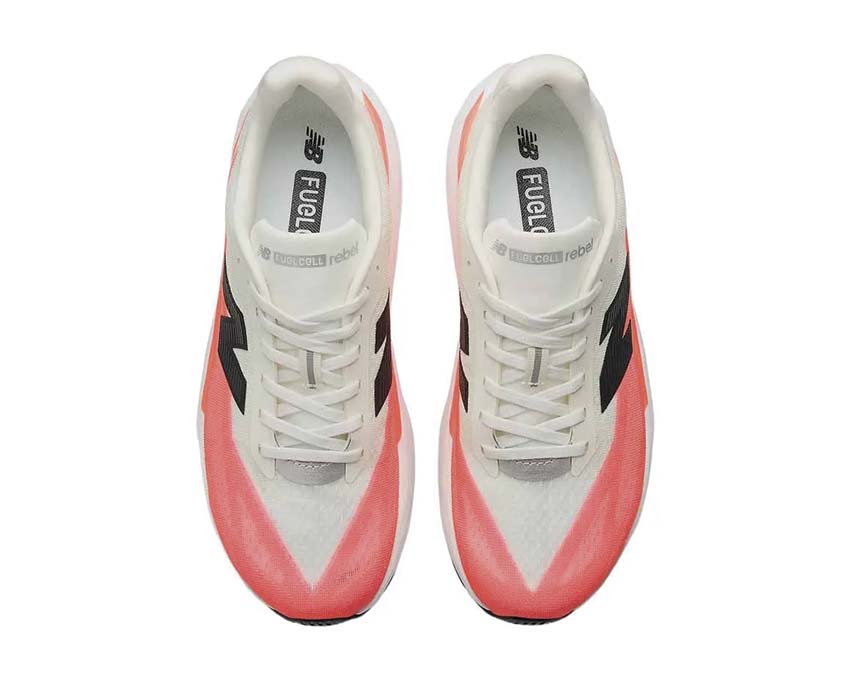 New Balance FuelCell Rebel v5 Urgent Red dettaglio — logo NB contrasto bianco-rosso