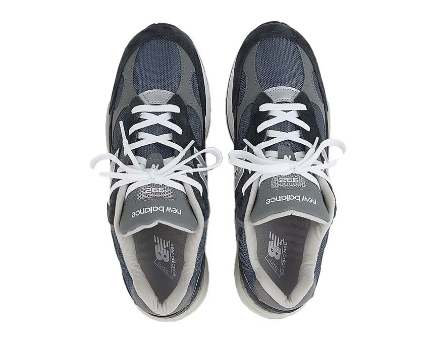 New Balance 992 Navy — vista tres cuartos zapatilla Made in USA