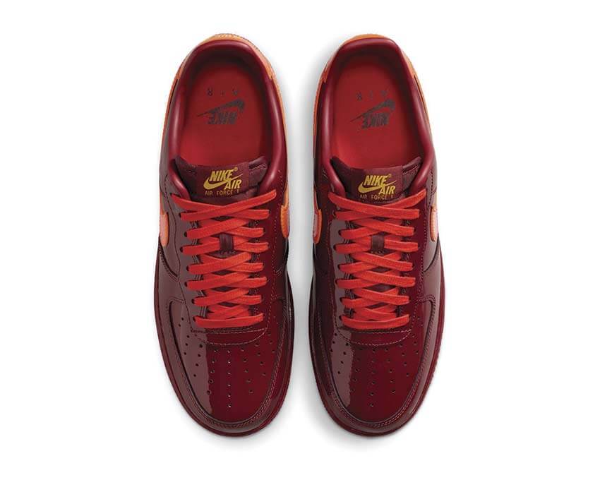 Nike Air Force 1 Low QS Dark Team Red — vue arrière talon signature Air