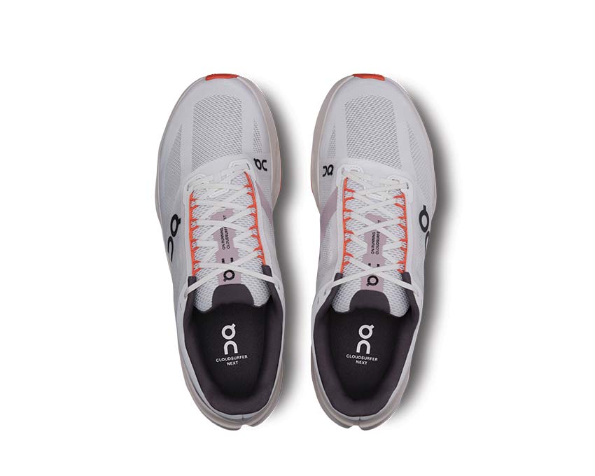 On Cloudsurfer Next White/Flame Rückansicht — Dämpfung flexibler Herren-Laufschuh