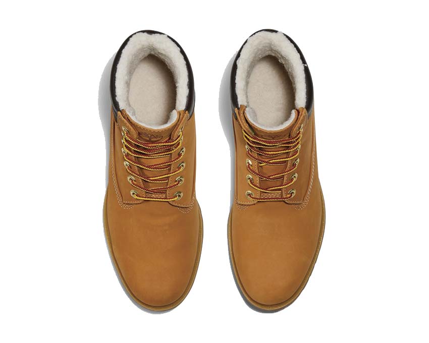 Timberland Premium 6 Inch Waterproof Boot Wheat detalle — nubuck trigo y costuras amarillas