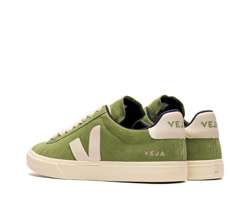 Veja Campo Bold Suede Kiwi Pierre Detail — gesticktes V-Logo