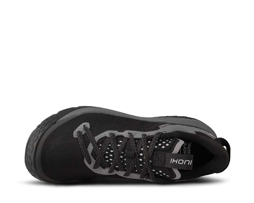 Karhu Ikoni Trail Black/Black dettaglio — colorway monocromatico nero