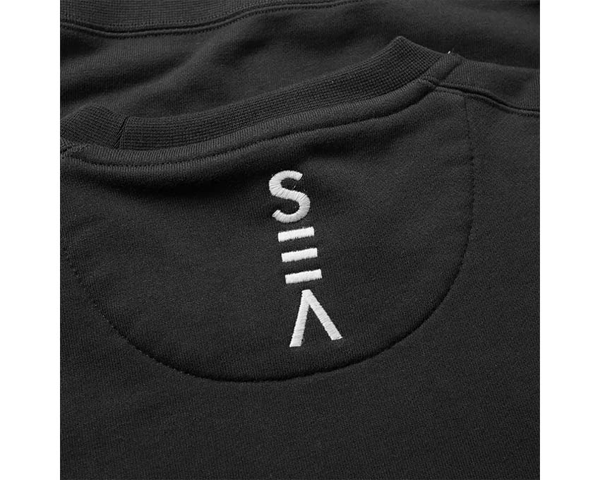 Converse x Vince Staples Crew Sweat Black détail — broderie collaboration et col ras-du-cou