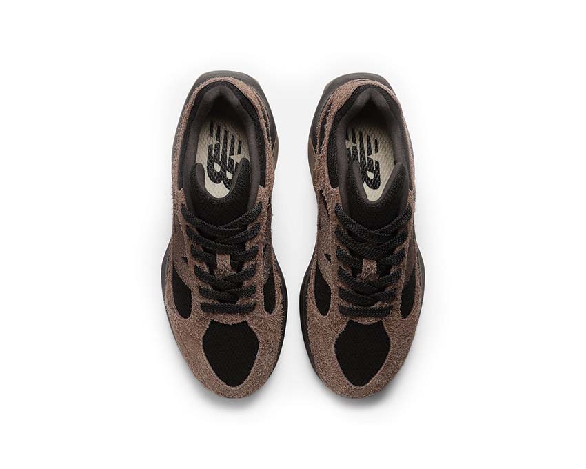 New Balance WRPD Runner Dark Mushroom — Rückansicht Fersenkappe technisch