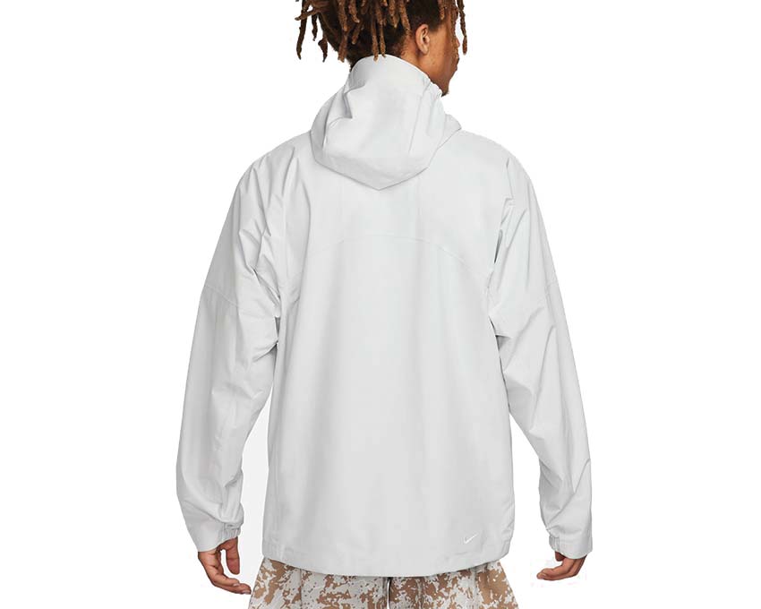 Nike ACG Storm-Fit Cascade Rains Photon Dust Seitenansicht — wasserabweisendes Storm-Fit Gewebe