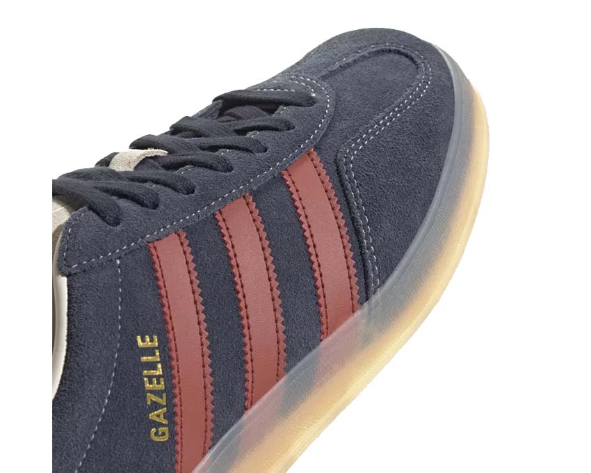 Adidas Gazelle Indoor Legend Ink vue latérale — accents Preloved Ruby contrastants