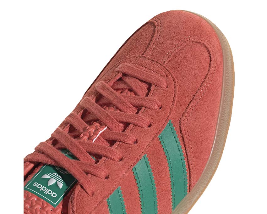 Adidas Gazelle Indoor Preloved Scarlet vue latérale — détail velours et Court Green
