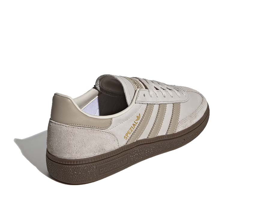 Adidas Handball Spezial W Alumina detalle — lengüeta bordada y cuello acolchado