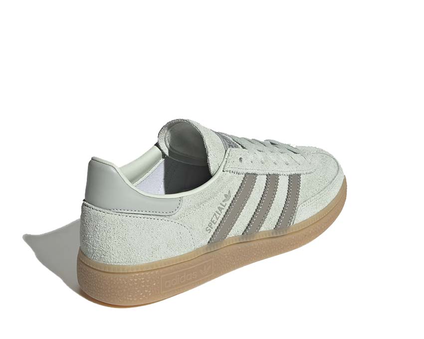Adidas Handball Spezial Linen Green détail — broderie trois bandes Silver Pebble