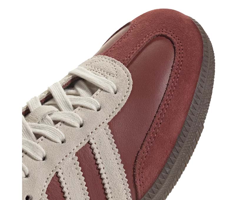 Adidas Samba OG Preloved Ruby vue latérale — bande blanche sur ruby
