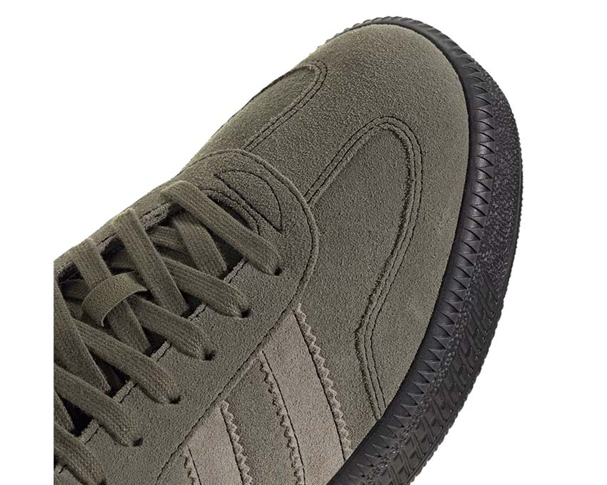 Adidas Samba XLG Olive Strata détail — 3 bandes Silver Pebble et empiècement suède