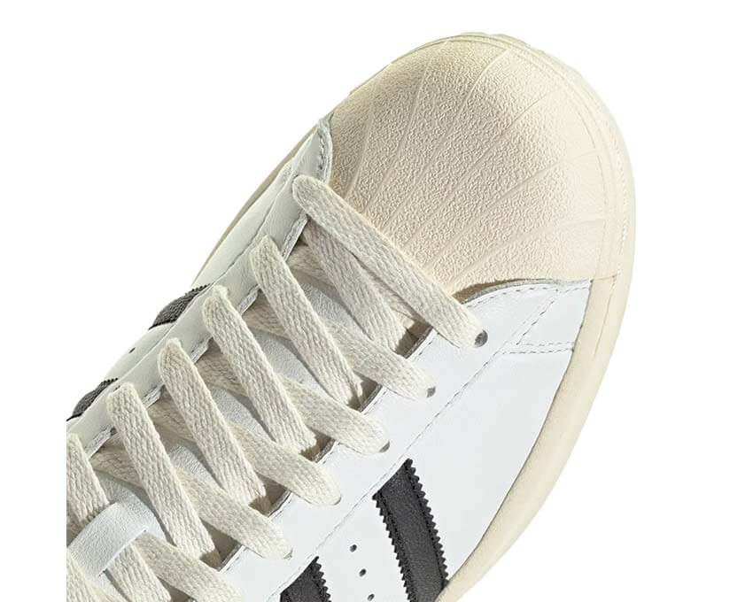 Adidas Superstar Vintage Cloud White vue latérale — Three Stripes noir vintage