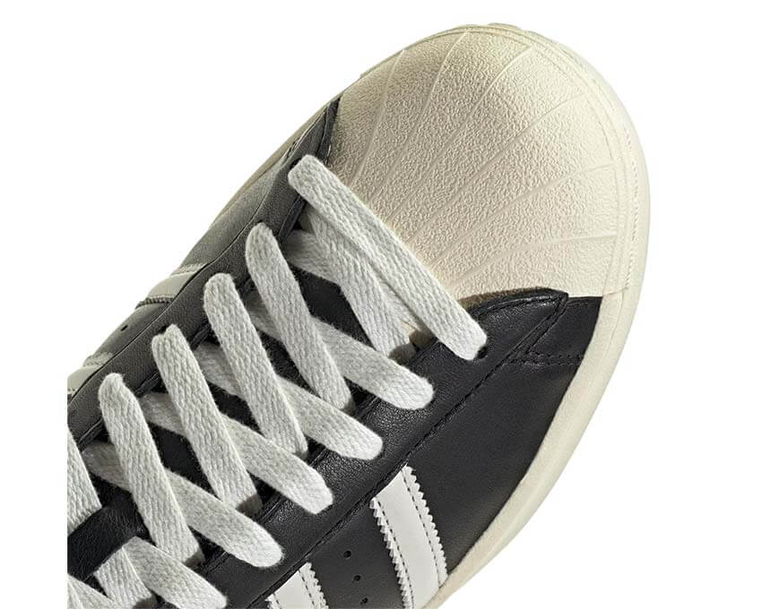 Adidas Superstar Vintage Core Black Cloud White vue latérale — trois bandes classiques
