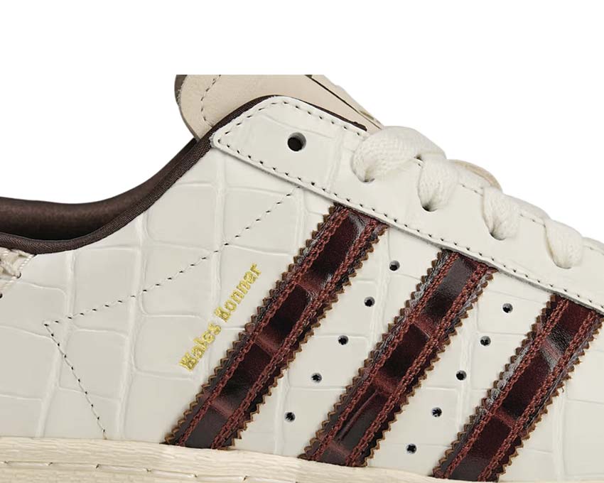 Adidas Superstar x Wales Bonner Blanco vista lateral — bandas doradas signature