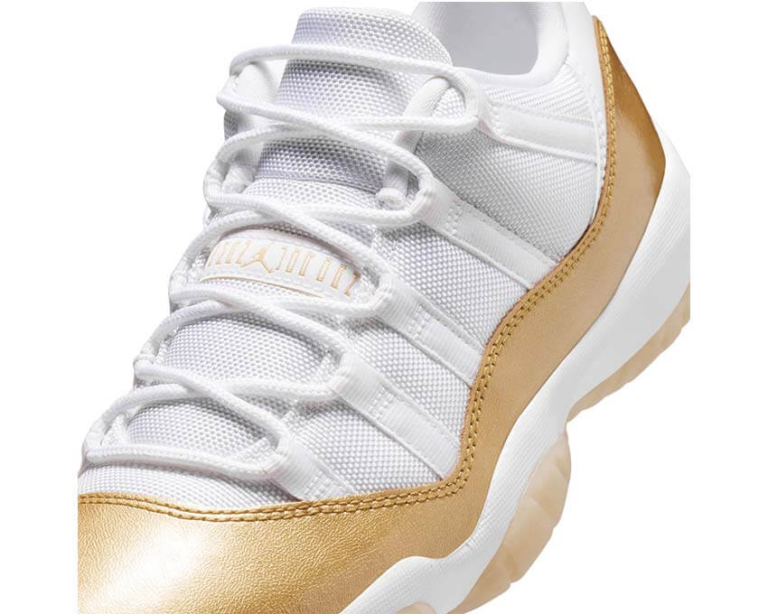 Air Jordan 11 Retro Low W Mother's Day vue latérale — patent leather blanc