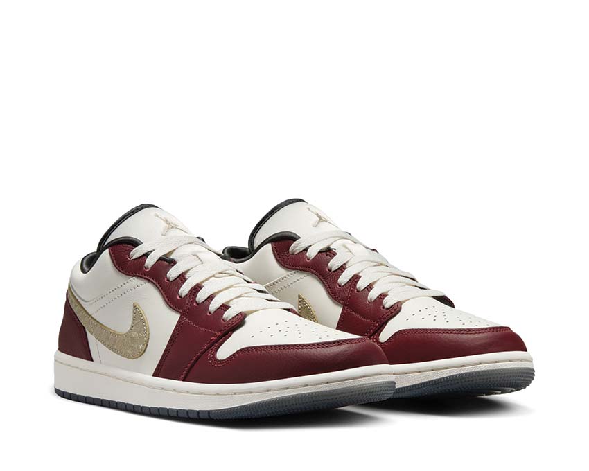 Jordan Air Jordan 1 Low SE Lunar New Year Sail Metallic Gold Dark Team Red vista laterale — pelle dorata