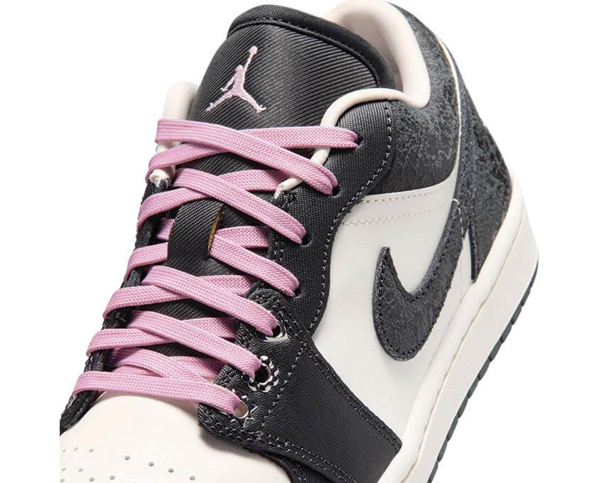 Air Jordan 1 Low SE W Iced Carmine vista lateral — sneaker mujer rojo carmin retro