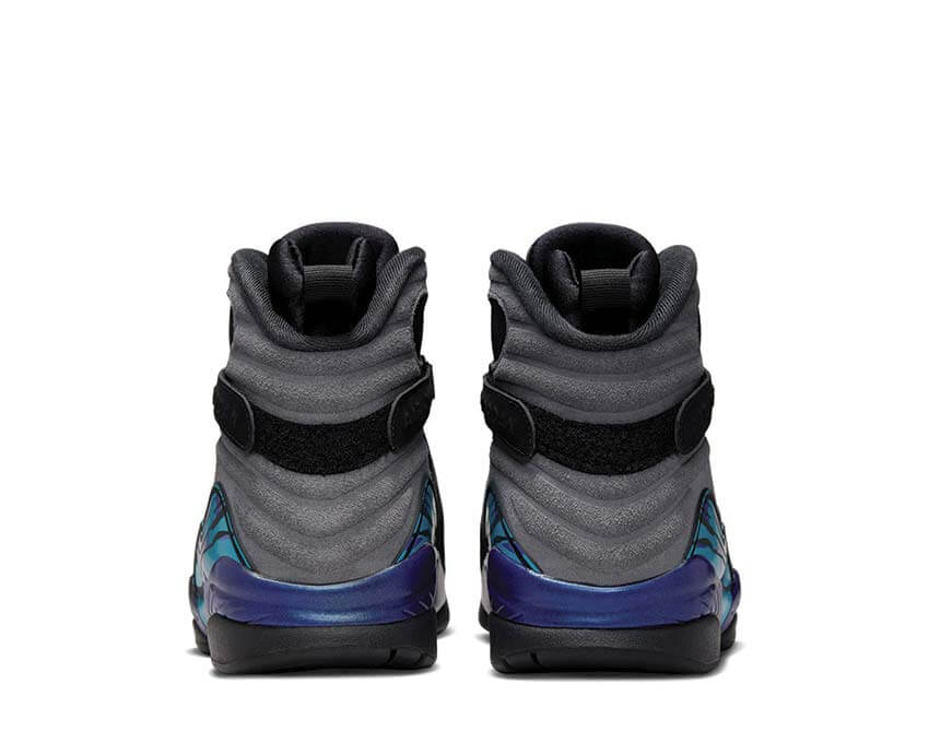 Air Jordan 8 Retro Aqua détail — empeigne et lacets croisés aqua