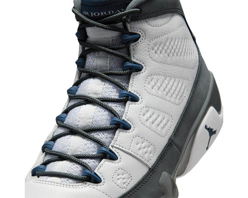 Air Jordan 9 Retro Flint Grey vue latérale — tige cuir gris flint Jordan 9
