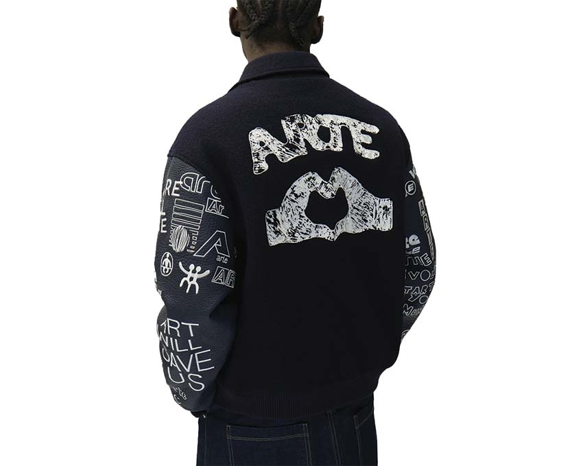 Arte Art Saves College Jacket vista lateral — chaqueta college bordados laterales