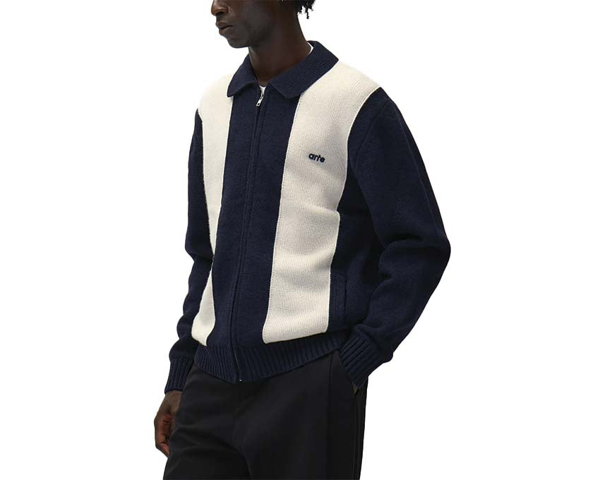 Arte Cardigan Blue vista laterale — cardigan blu taglio rilassato uomo