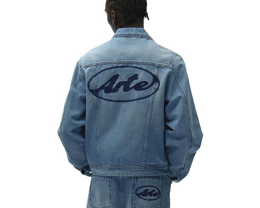 Arte Circle Logo Jeans Jacket détail — logo cercle brodé sur la poitrine