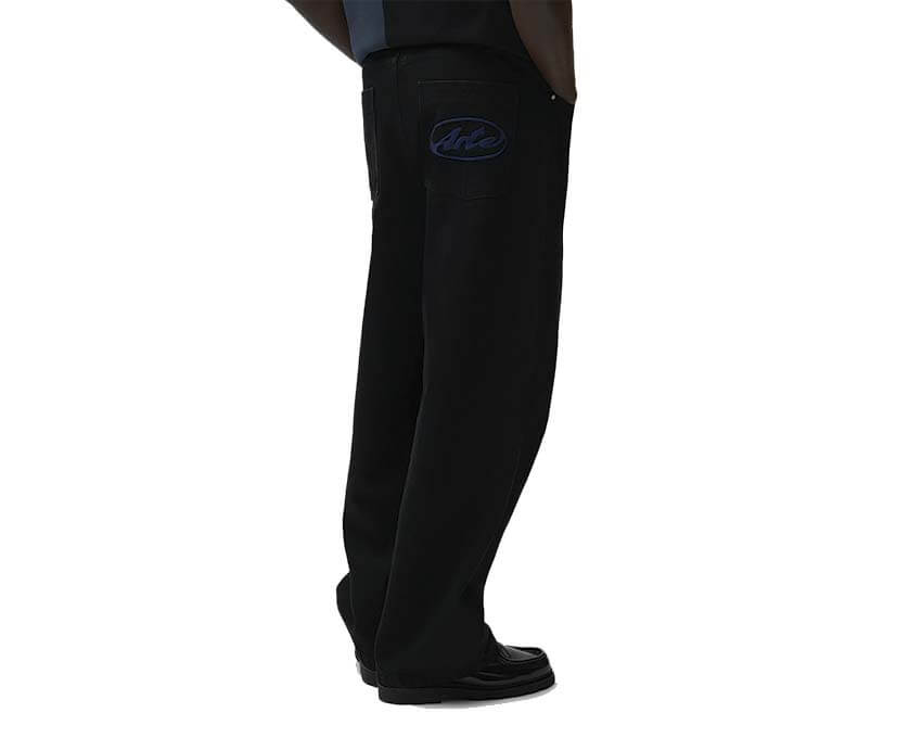 Arte Circle Logo Pocket Pants Detail — Arte Kreislogo Stickerei vordere Tasche