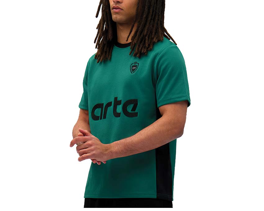 Arte Football T-shirt vista lateral — detalle número gráfico