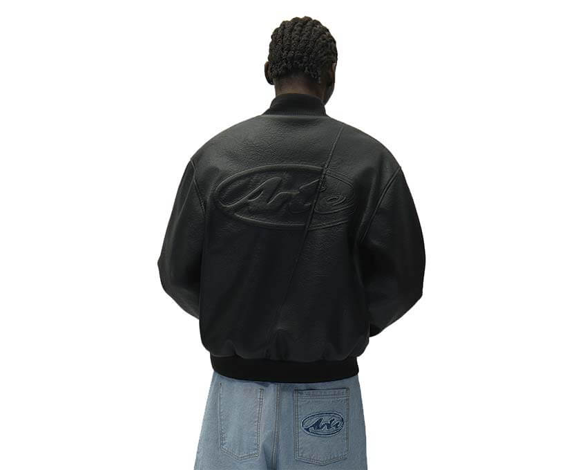 Arte Leather Varsity Jacket détail — logo brodé et finitions cuir