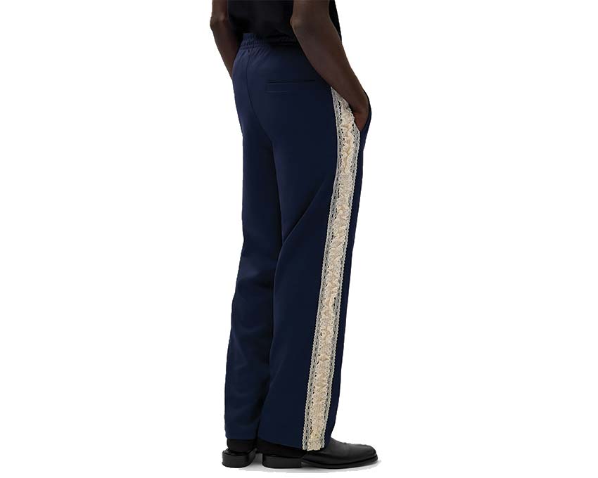 Arte Trim Pants Navy vista laterale — dettaglio bande trim gamba