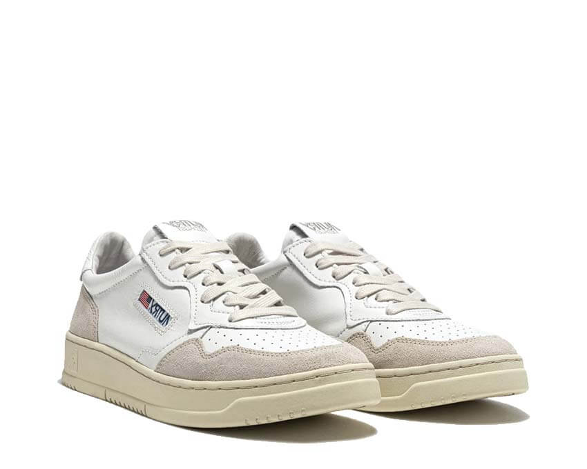 Autry Medalist Low Suede Blanc vue latérale — daim blanc et cuir sport