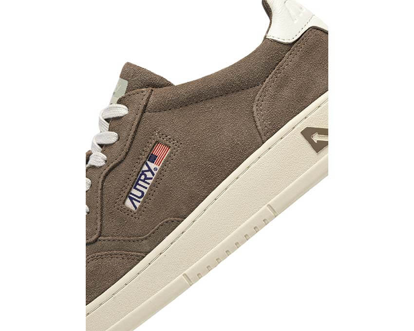 Autry Medalist Low vue latérale — cuir et daim bicolore sport