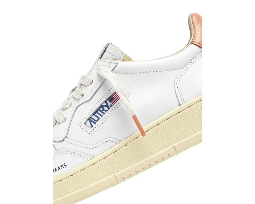 Autry Medalist Low Peach vue latérale — cuir pêche et blanc Medalist femme