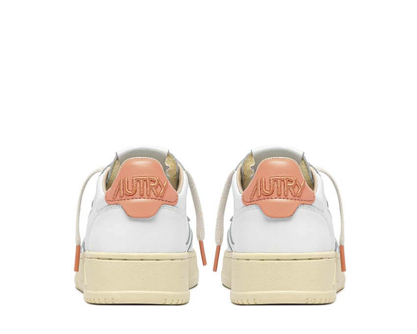 Autry Medalist Low Peach détail — détail cuir pêche logo Autry
