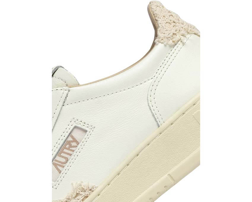 Autry Medalist Low Ecru vue latérale — cuir écru Medalist Low femme