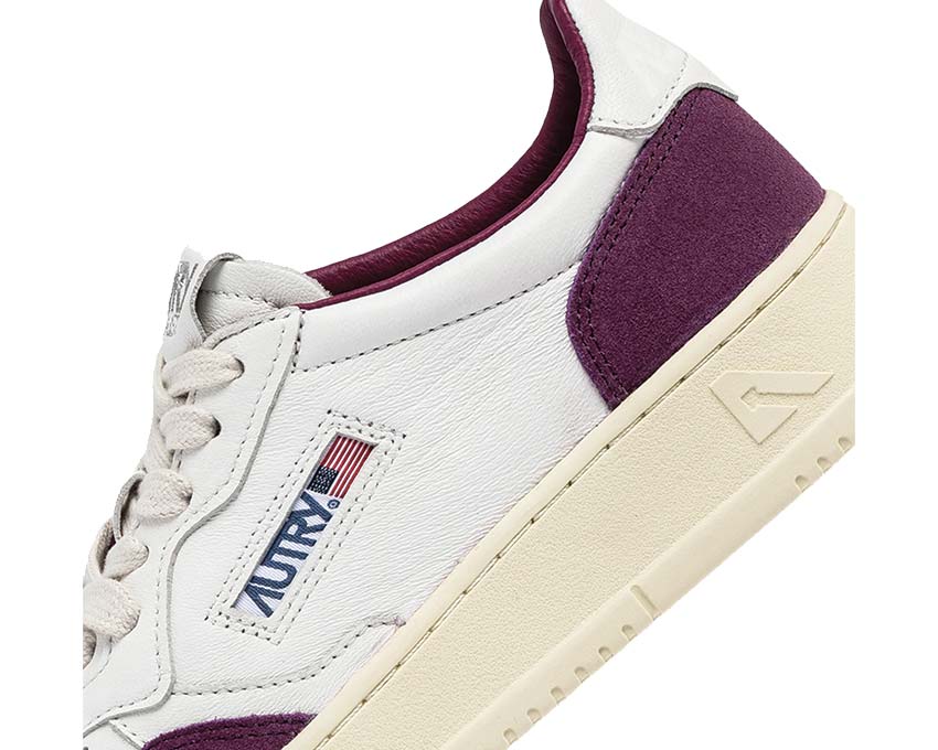 Autry Medalist Low W Goat Suede White Scarlet détail — empiècements colorés