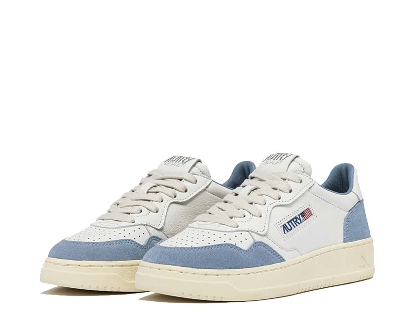Autry Medalist Low W Goat Suede White Street Seitenansicht — Leder und Wildleder
