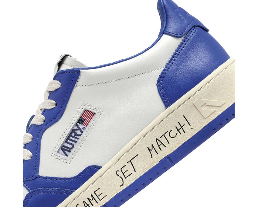 Autry Medalist Low Match Bic White Pale Blue Seitenansicht — weißes und blaues Leder