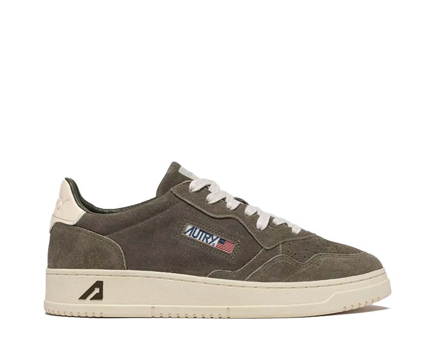 Autry Medalist Low Mistletoe/Daim Off White — sneaker homme cuir vert houx blanc cassé