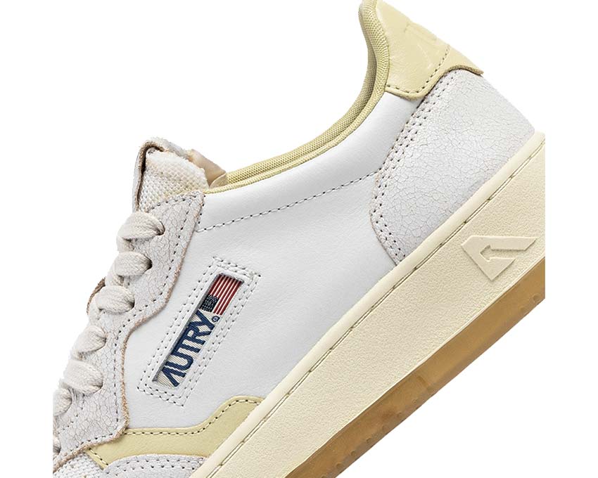 Autry Medalist Low W Virgin Crack White Hay vue latérale — cuir et daim bicolore