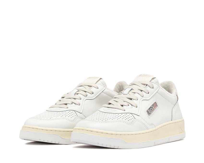 Autry Medalist Low Virgin Sponge White Ivory sole — vintage rubber sole