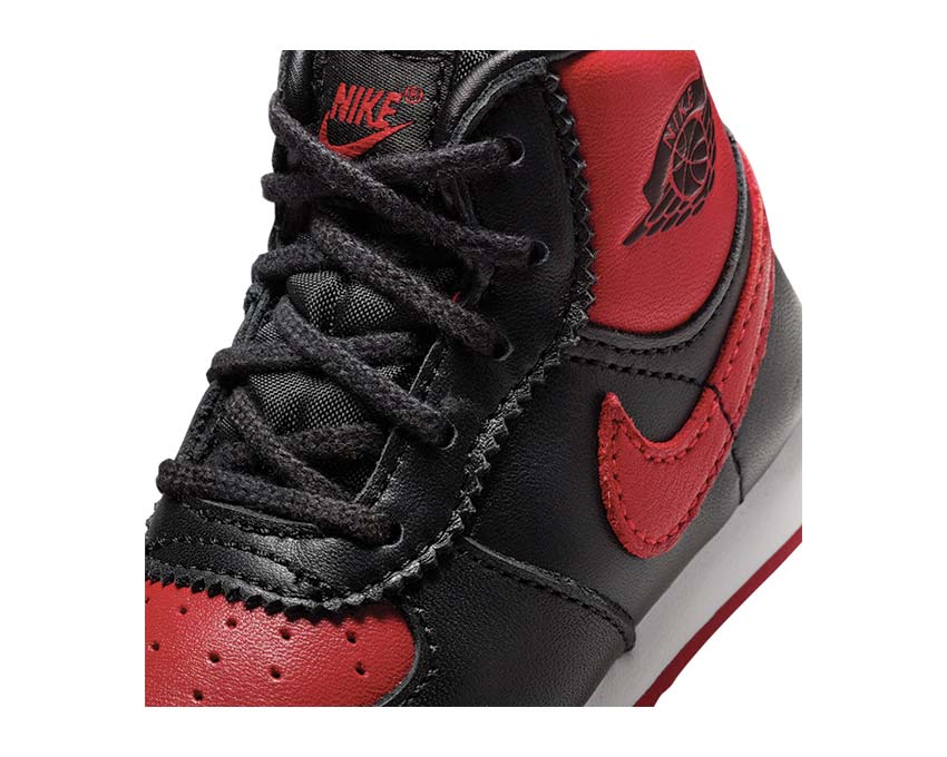 Jordan 1 Retro High '85 Baby Black Varsity Red White vue latérale — cuir bébé Jordan