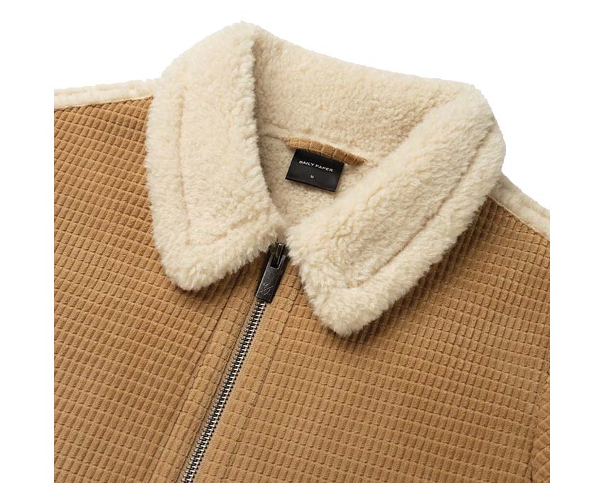 Daily Paper Oluwa Fur Jacket Camel vista lateral — textura pelo suave